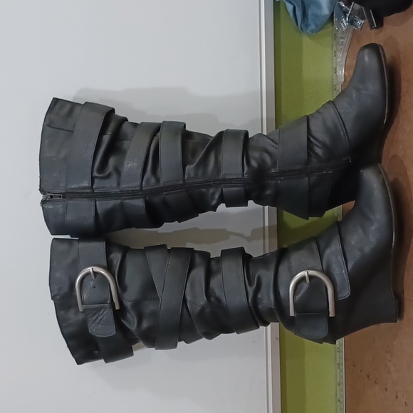 Union Bay Wmn's 7 Blk belt-strap mid heel boots - Picture 2 of 11